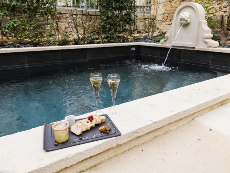 Hotel Le Petite Manoir en Sarlat-la-Canéda, Francia. Hotel agradable, exclusivo y tradicional. Habitaciones de lujo y piscina. 