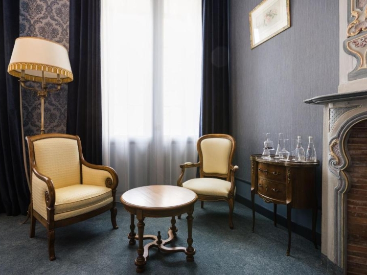 Hotel exclusivo Le Petit Manoir en Sarlat-la-Canéda en Francia. Excepcional y majestuoso hotel con piscina. Tranquilo y agradable. Escapada romántica en pareja. 
