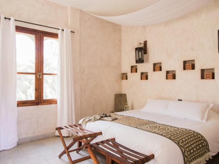 L’Ma Lodge es un auténtico riad romántico ubicado en el corazón de la palmeraie de Skoura. Rodeado de más de 300 palmeras y jardines cuidados, ofrece un ambiente íntimo y relajante.