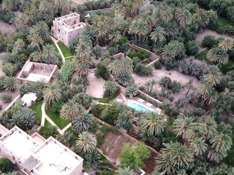 L’Ma Lodge es un auténtico riad romántico ubicado en el corazón de la palmeraie de Skoura. Rodeado de más de 300 palmeras y jardines cuidados, ofrece un ambiente íntimo y relajante.