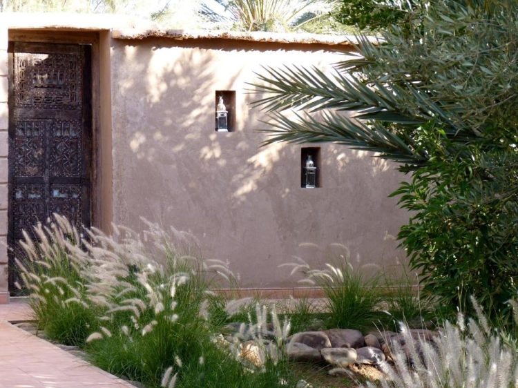 L’Ma Lodge es un auténtico riad romántico ubicado en el corazón de la palmeraie de Skoura. Rodeado de más de 300 palmeras y jardines cuidados, ofrece un ambiente íntimo y relajante.