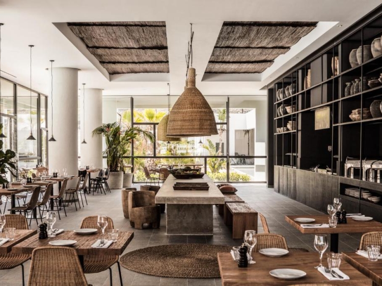 Comedor moderno con elementos de piedra y madera