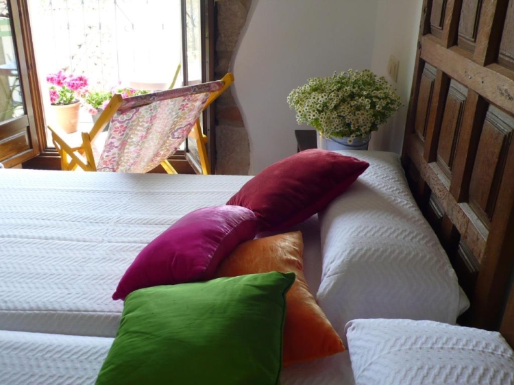  Casa La Rinconada en Azuelo Navarra ofrece una espaciosa casa de vacaciones con tres dormitorios y dos baños. El salón cuenta con un sofá y suelos de parqué, proporcionando un espacio cómodo para relajarse.