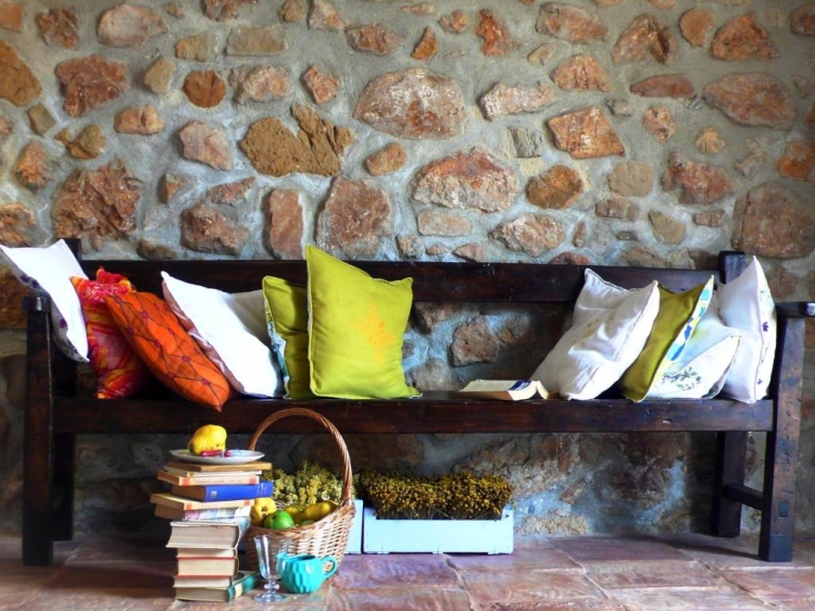  Casa La Rinconada en Azuelo Navarra ofrece una espaciosa casa de vacaciones con tres dormitorios y dos baños. El salón cuenta con un sofá y suelos de parqué, proporcionando un espacio cómodo para relajarse.