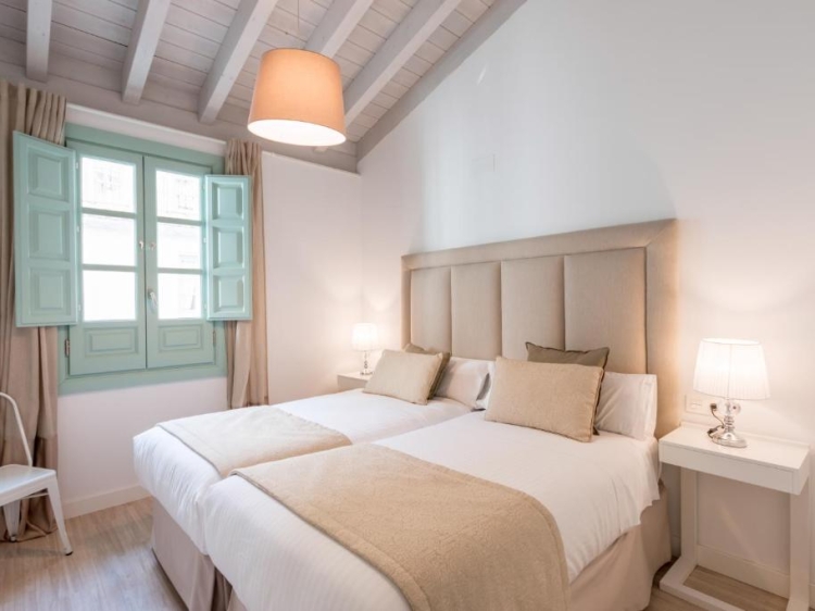 Un palacio del siglo XIX bellamente restaurado en el corazón de Granada, que ofrece elegantes apartamentos boutique con cocina — ideales para familias o una escapada romántica.