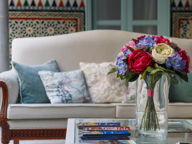 Un palacio del siglo XIX bellamente restaurado en el corazón de Granada, que ofrece elegantes apartamentos boutique con cocina — ideales para familias o una escapada romántica.