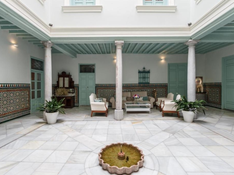 Un palacio del siglo XIX bellamente restaurado en el corazón de Granada, que ofrece elegantes apartamentos boutique con cocina — ideales para familias o una escapada romántica.