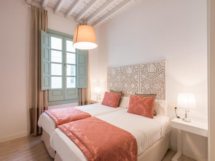 Un palacio del siglo XIX bellamente restaurado en el corazón de Granada, que ofrece elegantes apartamentos boutique con cocina — ideales para familias o una escapada romántica.