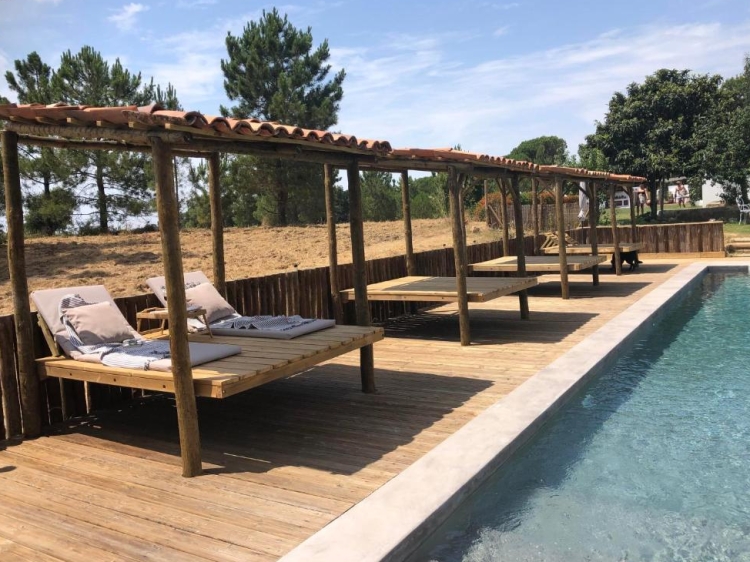 Piscina con tumbonas
