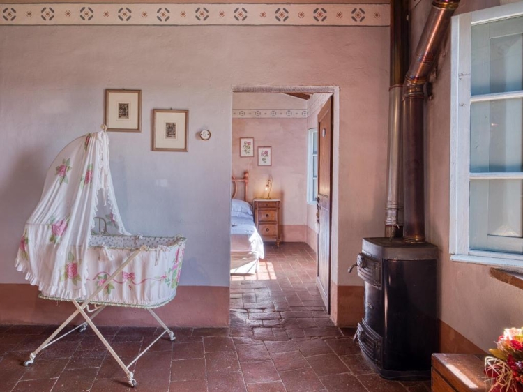 En un pequeño pueblo recuperado en Le Marche, Argenina ofrece casas rurales independientes y preciosas habitaciones en un B&B con encanto. Viñedos, silencio, desayunos caseros y cocina familiar en uno de los rincones más auténticos del centro de Italia.