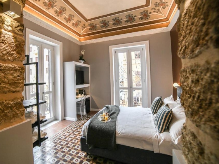 na habitación con carácter histórico y amplios ventanales que dejan entrar abundante luz natural.