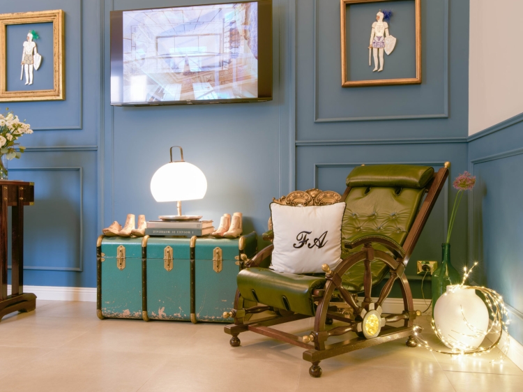 Un pasillo elegante con detalles históricos y una decoración cuidadosamente seleccionada que refleja el carácter del lugar.