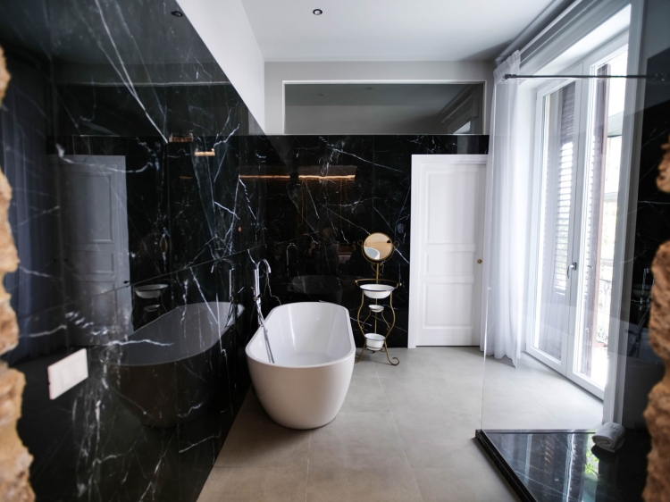 El baño del Family Affair B&B dispone de una bañera para mayor confort.
