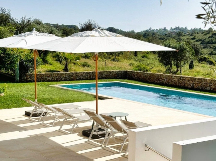 Auténtico refugio algarvío en finca privada, casa de alquiler completo con piscina compartida com dos habitaciones en Ferragudo alagrve