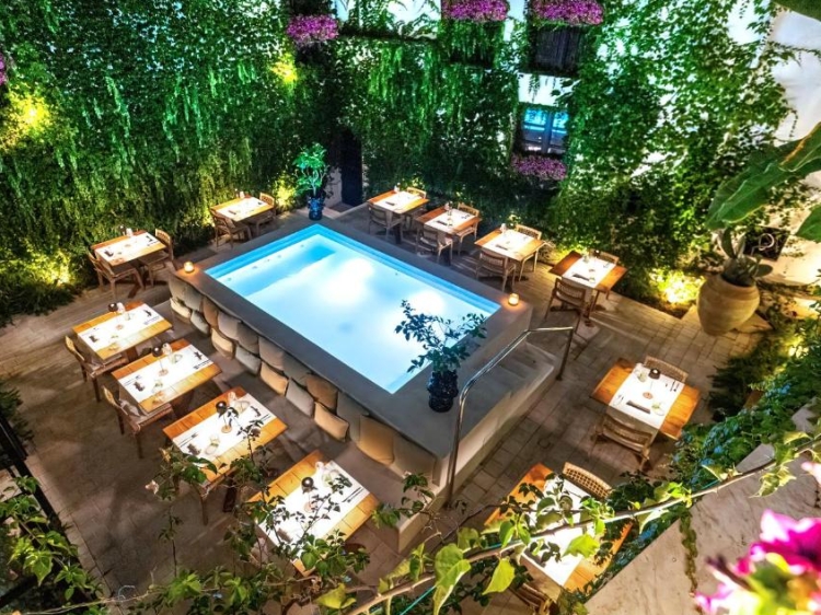 El Hotel Casa Nostra cuenta con una piscina al aire libre situada en su encantador patio interior