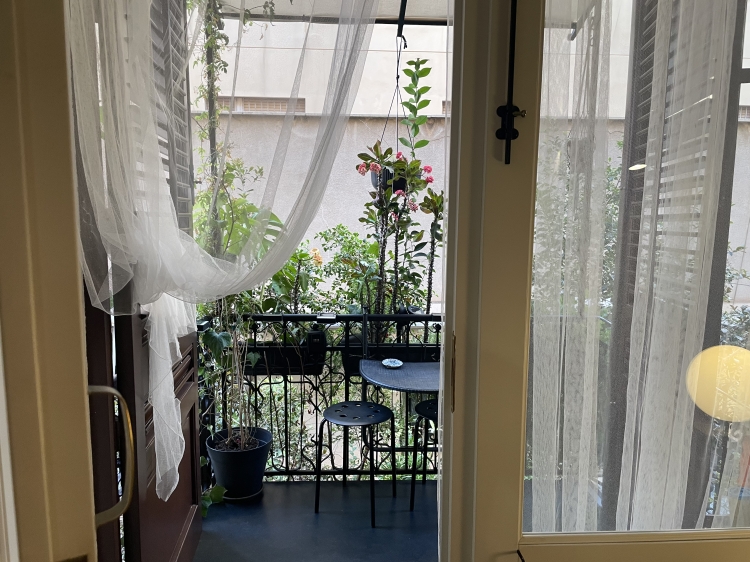 Apartamento boutique en un palacio Art Nouveau de Palermo. Con suelos originales, patio privado y un diseño cuidado, se ubica en el elegante barrio Libertà, a 15 minutos a pie del centro histórico. Un refugio urbano discreto y bien conectado.