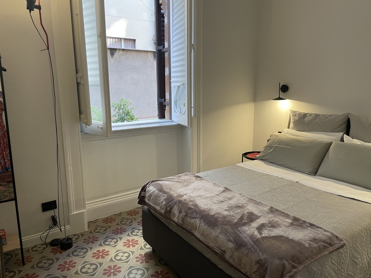 Apartamento boutique en un palacio Art Nouveau de Palermo. Con suelos originales, patio privado y un diseño cuidado, se ubica en el elegante barrio Libertà, a 15 minutos a pie del centro histórico. Un refugio urbano discreto y bien conectado.
