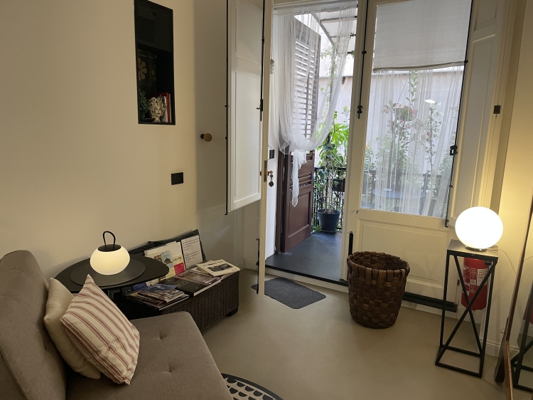 Apartamento boutique en un palacio Art Nouveau de Palermo. Con suelos originales, patio privado y un diseño cuidado, se ubica en el elegante barrio Libertà, a 15 minutos a pie del centro histórico. Un refugio urbano discreto y bien conectado.