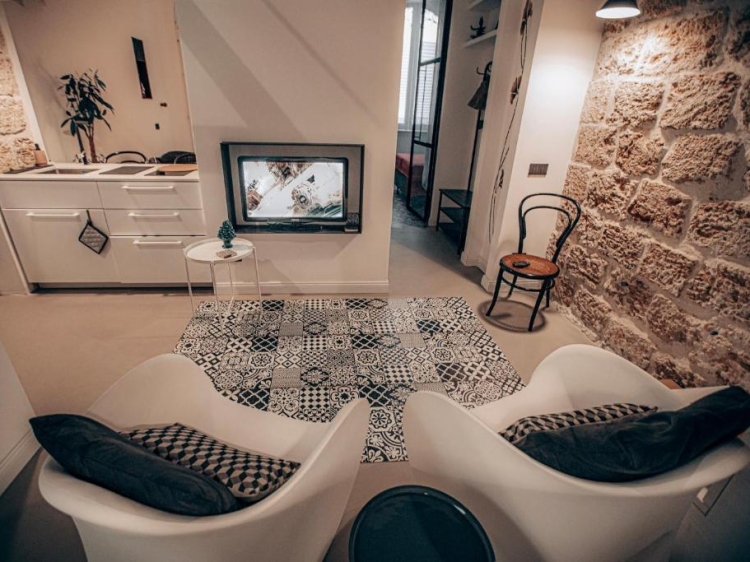 boutique apartment inside an Art Nouveau palazzo in Palermo. With original flooring, private patio and considered design, it sits in the elegant Libertà district, just 15 minutes on foot from the historic centre. A discreet urban base with character.