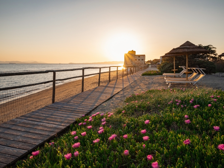 Fuente de jardín privada en el encantador hotel boutique frente al mar Torre Mozza en la costa toscana de Piombino