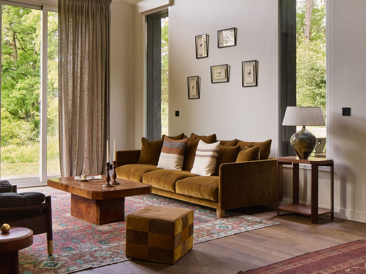 salón con grandes ventanales al bosque