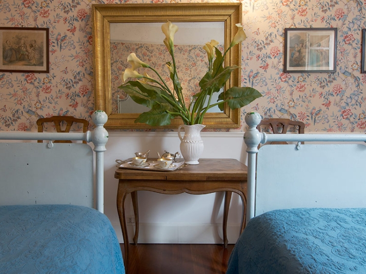 Guesthouse Arco dei Tolomei Rome Italy Bedroom Flaminia