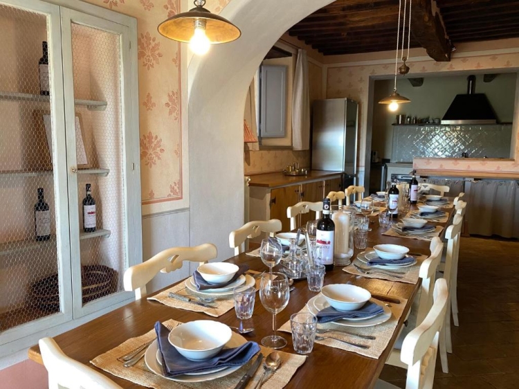 Gran mesa de comedor para todos los huéspedes en Villa Tregoline