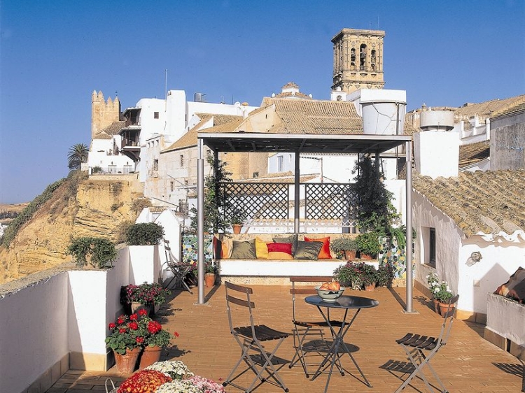 Hotel La Casa Grande en Arcos de lafrontera la terraza en un alojamiento con encanto