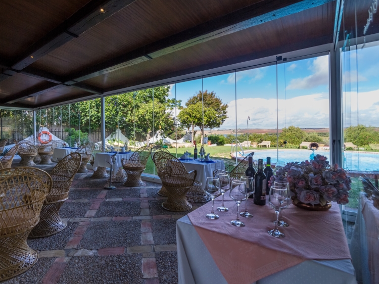 RESTAURANTE ACRISTALADO CON VISTAS AL LAGO