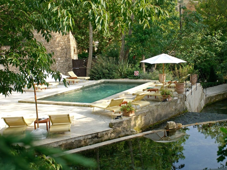 Piscina en Hotel DU POÈTE Fontaine de Vaucluse mejor hotel con encanto en Provenza