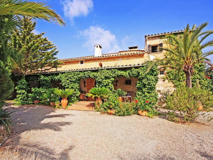 Vista frontal Finca Son Jorbo mejores apartamentos con encanto para alquilar en Mallorca