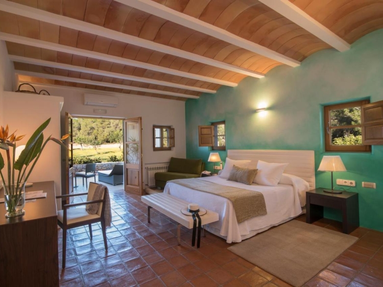 Can Curreu es un pequeño hotel con encanto en Santa Eulalia, Ibiza, que ofrece spa, piscina 