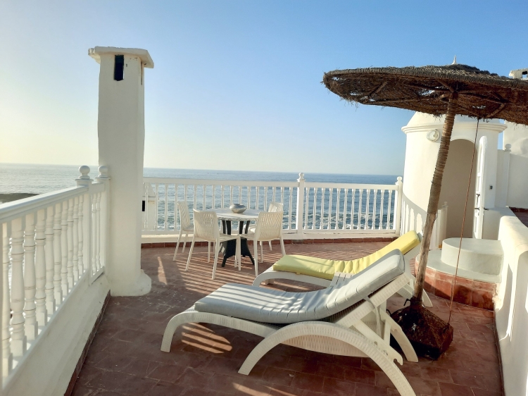 Impresionantes vistas desde la terraza del apartamento nº 1 de Jack's Apartements. La terraza de la azotea le invita a relajarse y está equipada con una mesa de comedor y sillas, así como tumbonas y una sombrilla.