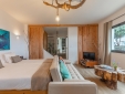 sea view bedroow with single beds