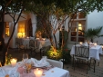 Riad Clementine hotel en MARRAKECH CON ENCANTO restaurante en el patio